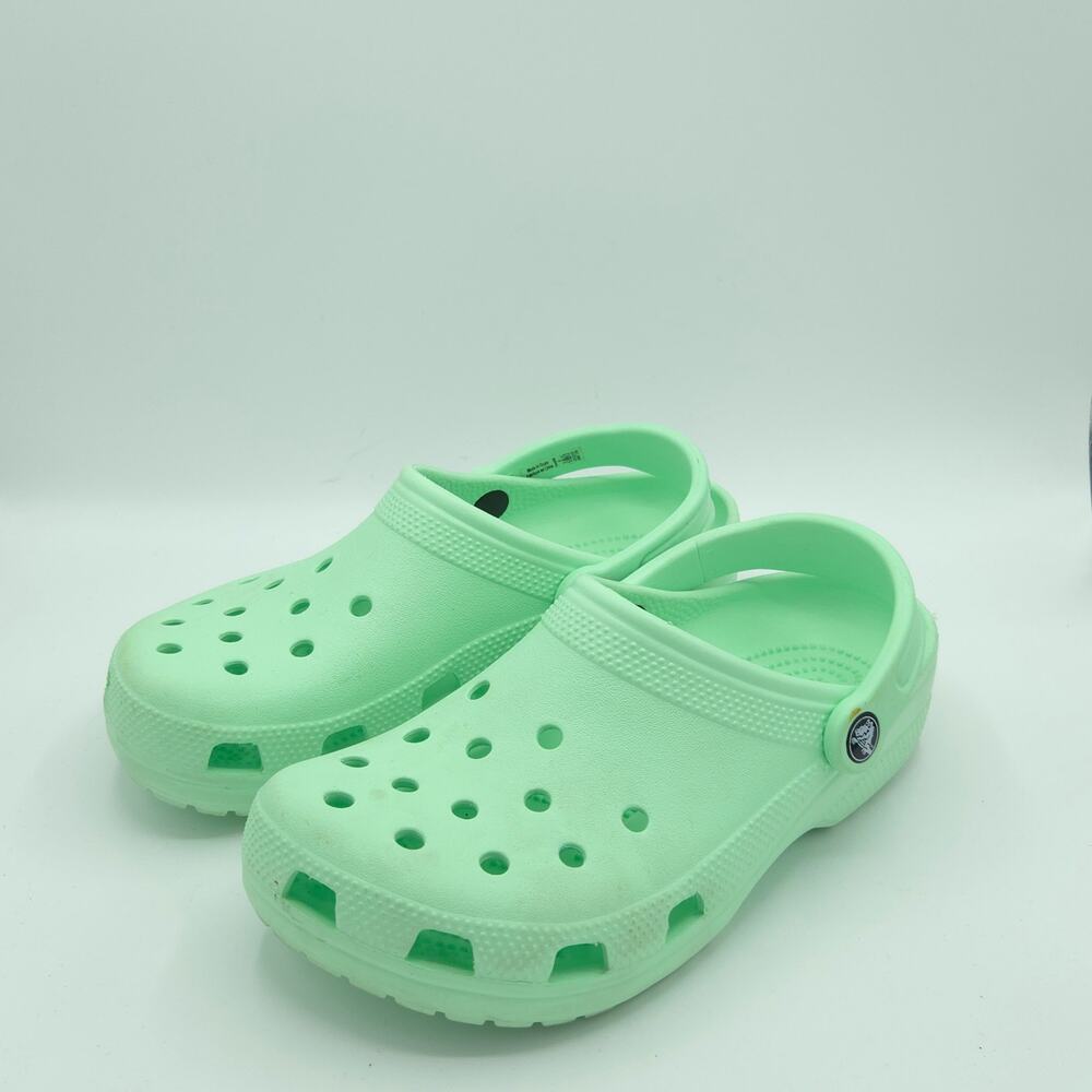 Crocs Classic Clogs Women's size Junior Men's size 6 mint green